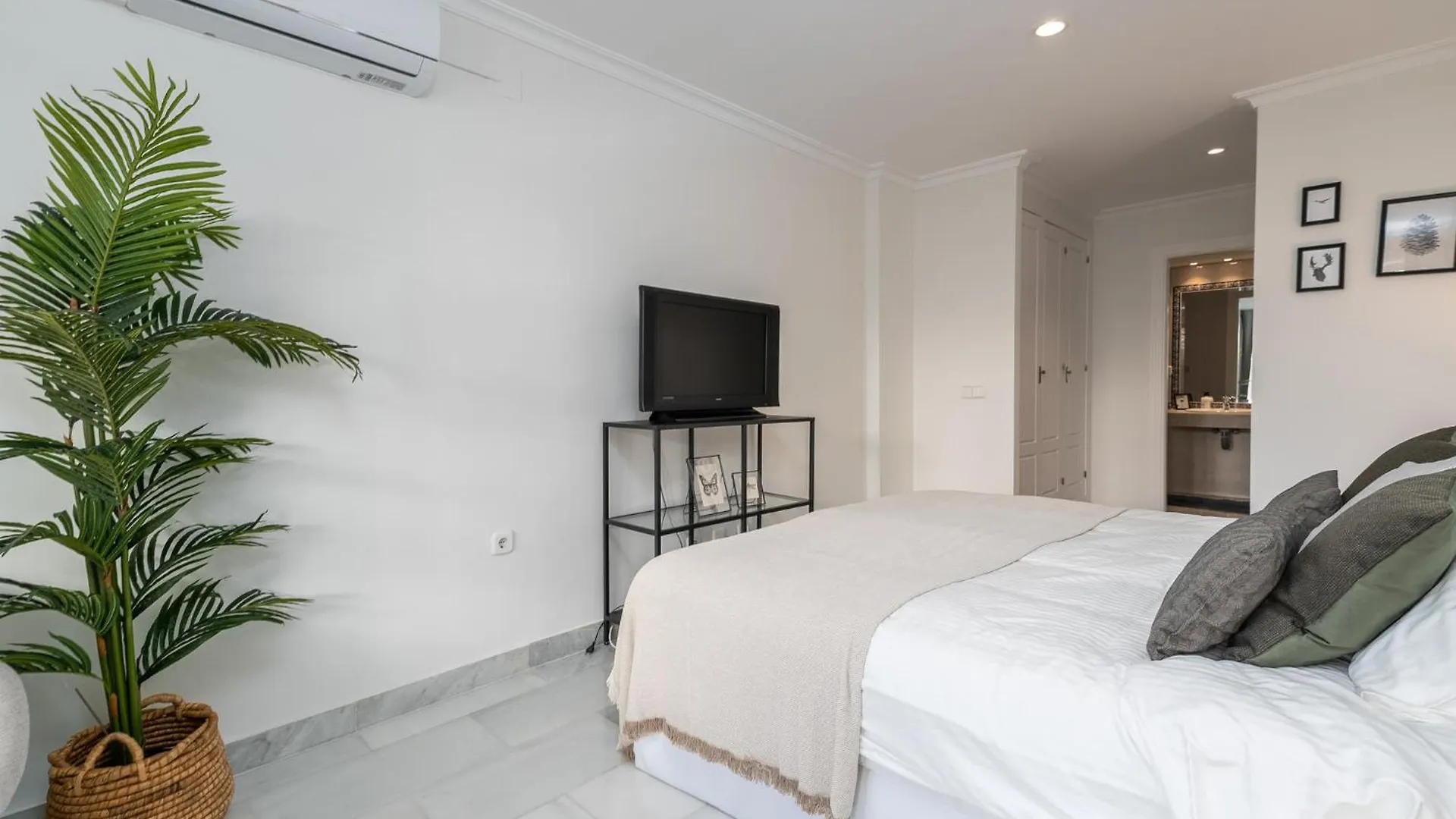 아파트 Senorio De Aloha 2 Bedroom Within Walking Distance To Puerto Banus 마르베야